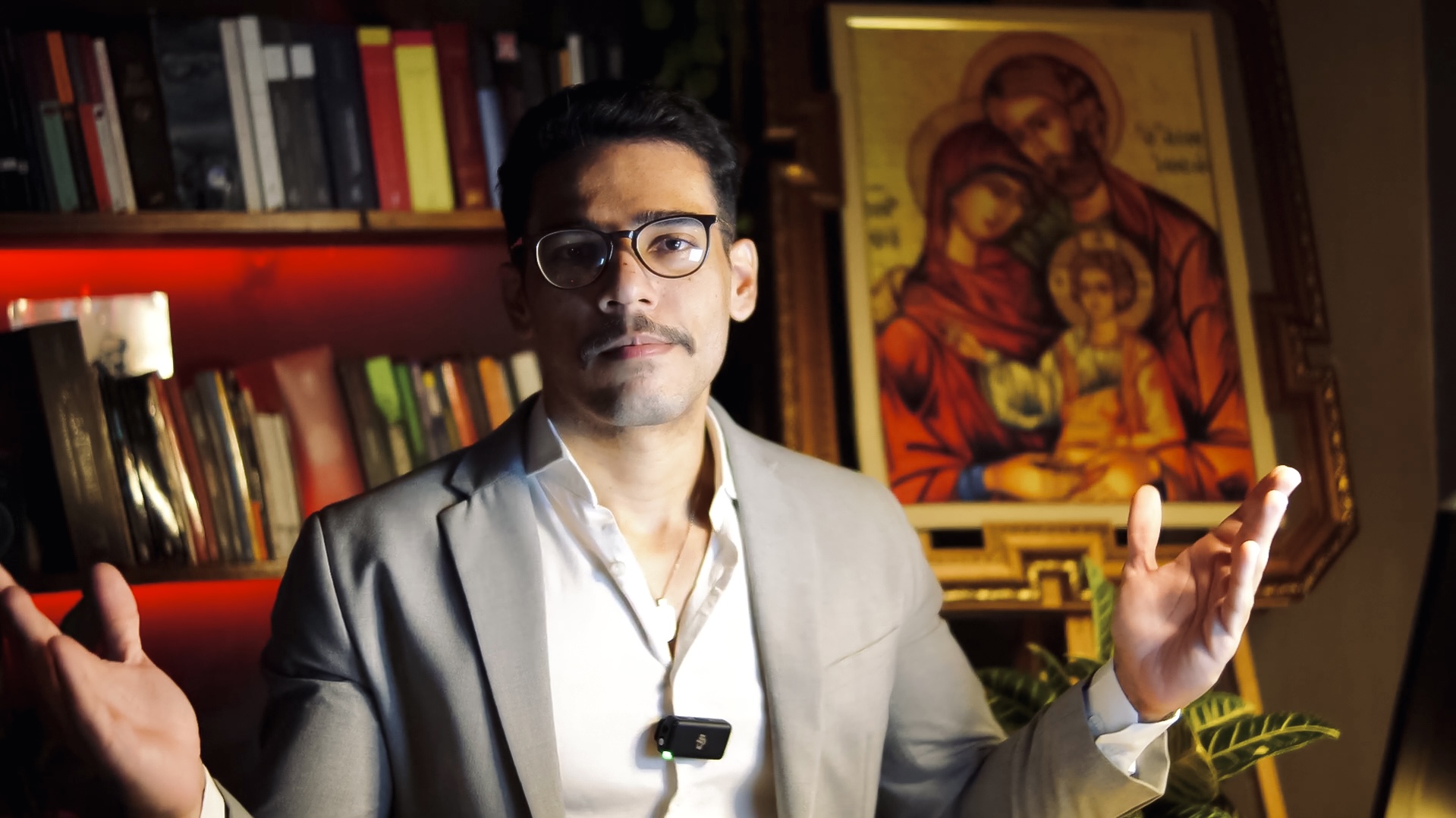 Fernando Ataliba, terapeuta, em ambiente de estudo com livros